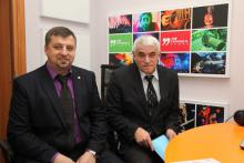 декан факультета физики и информационных технологий Коваленко Д.Л. и заведующий кафедрой общей физики Шершнев Е.Б.