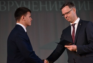 Ректор университета Сергей Хахомов вручает диплом Николаю Литовкину